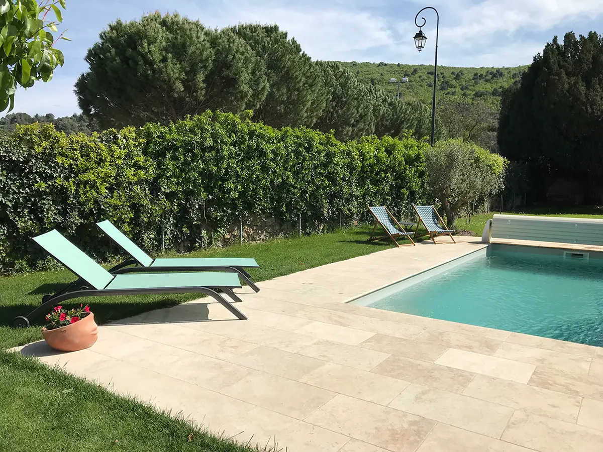 Clos du Tilleul Provence Piscine vue vers fond du jardin